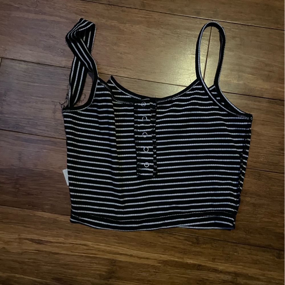 Small, black & white crop top